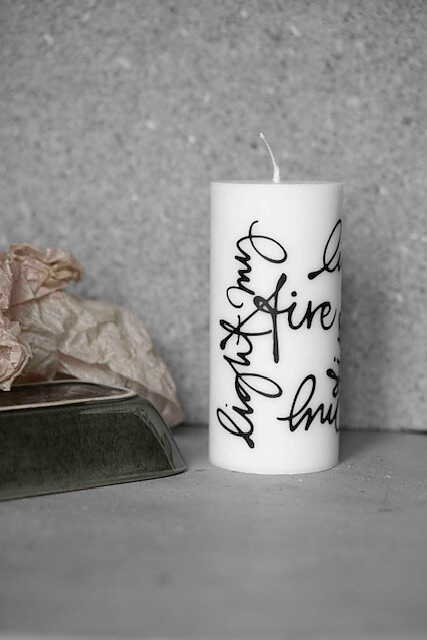 Säulenkerze weiß, 7 x 15 cm | Dekor "Light My Fire"