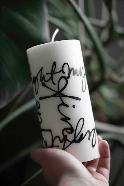 Säulenkerze weiß, 7 x 15 cm | Dekor "Light My Fire"